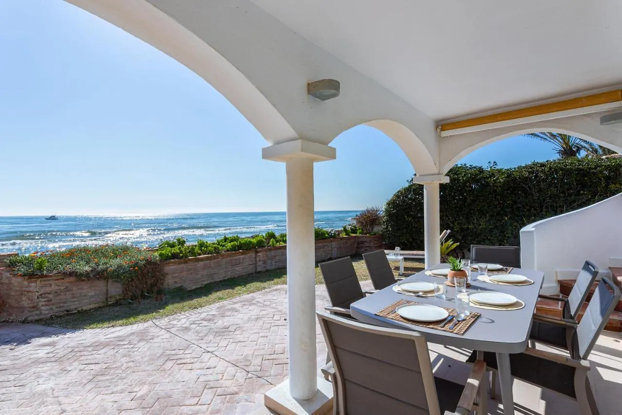 Charming Villa On The Seafront マルベーリャ 0*,