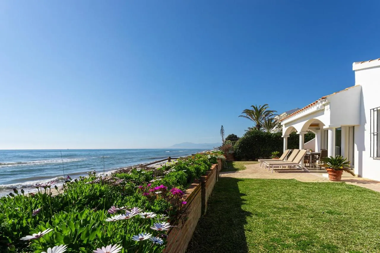 Charming Villa On The Seafront マルベーリャ