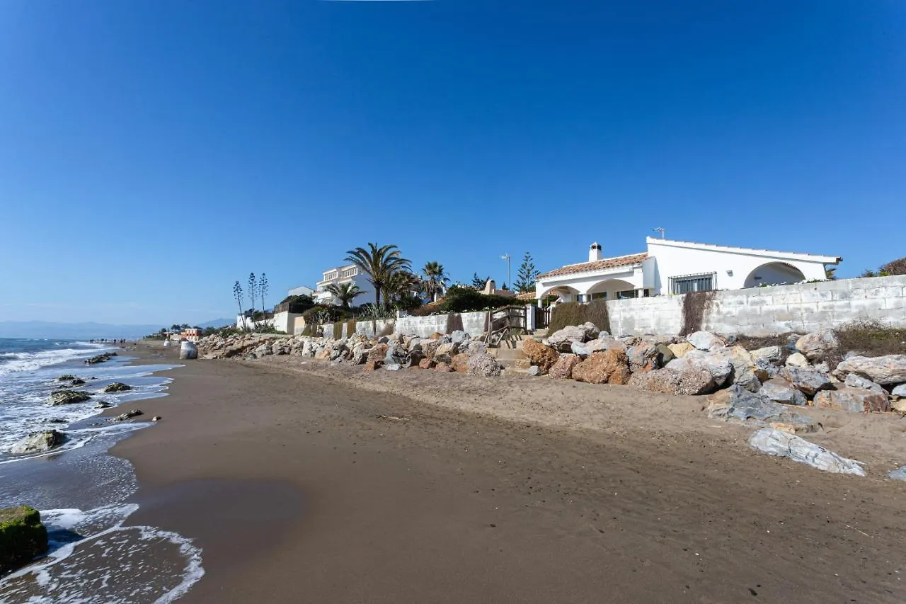 Charming Villa On The Seafront マルベーリャ