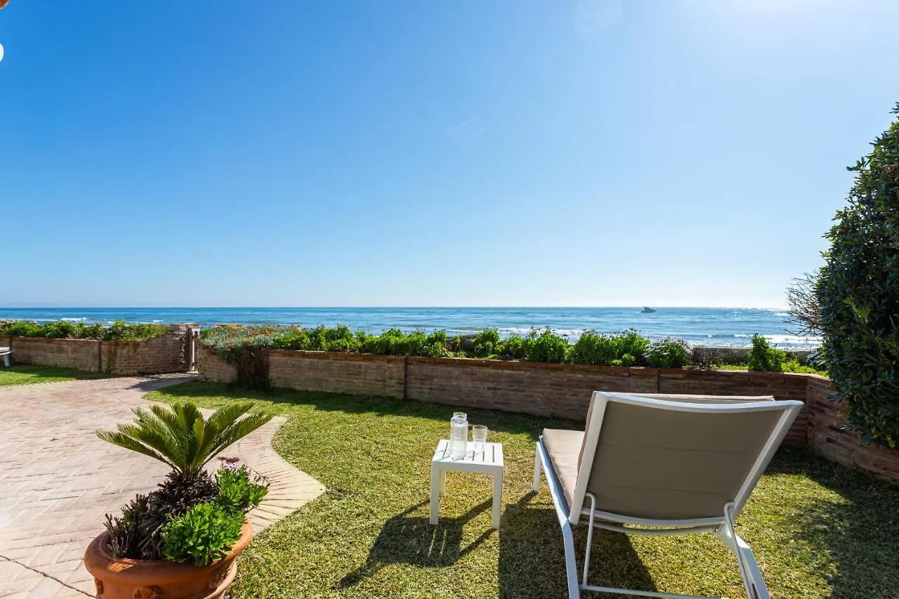 Charming Villa On The Seafront マルベーリャ スペイン