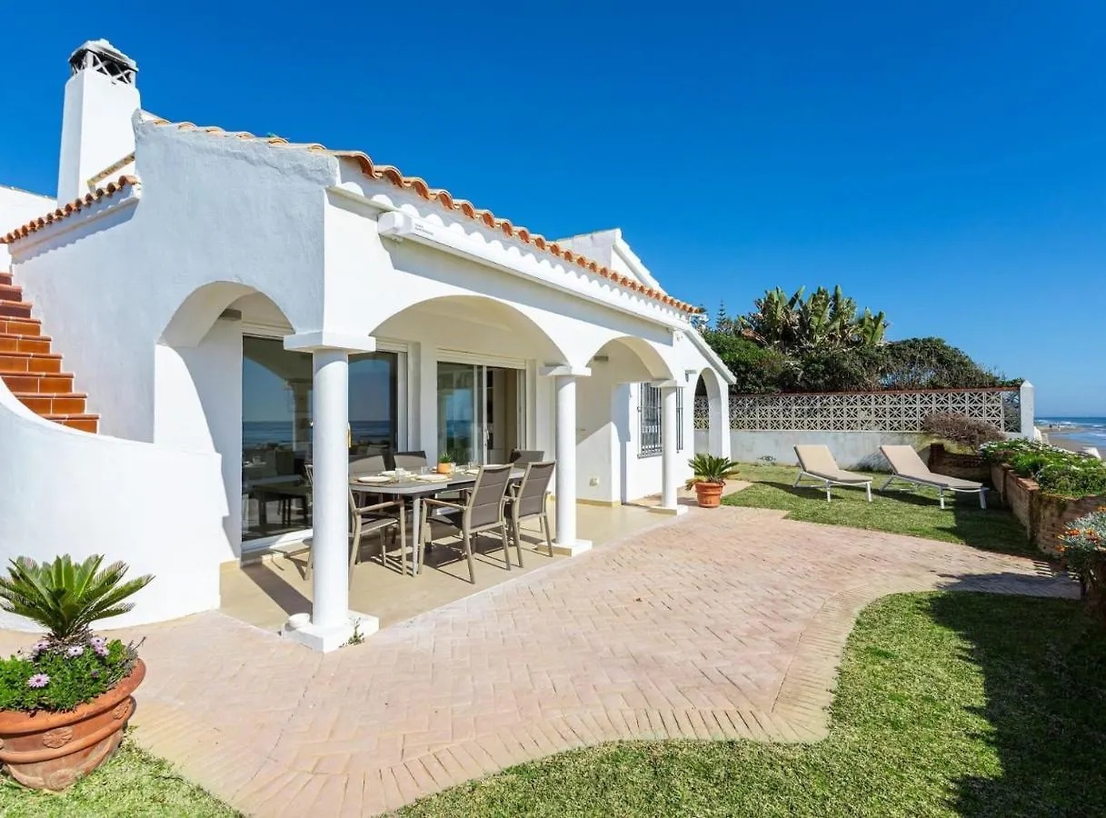 Charming Villa On The Seafront マルベーリャ
