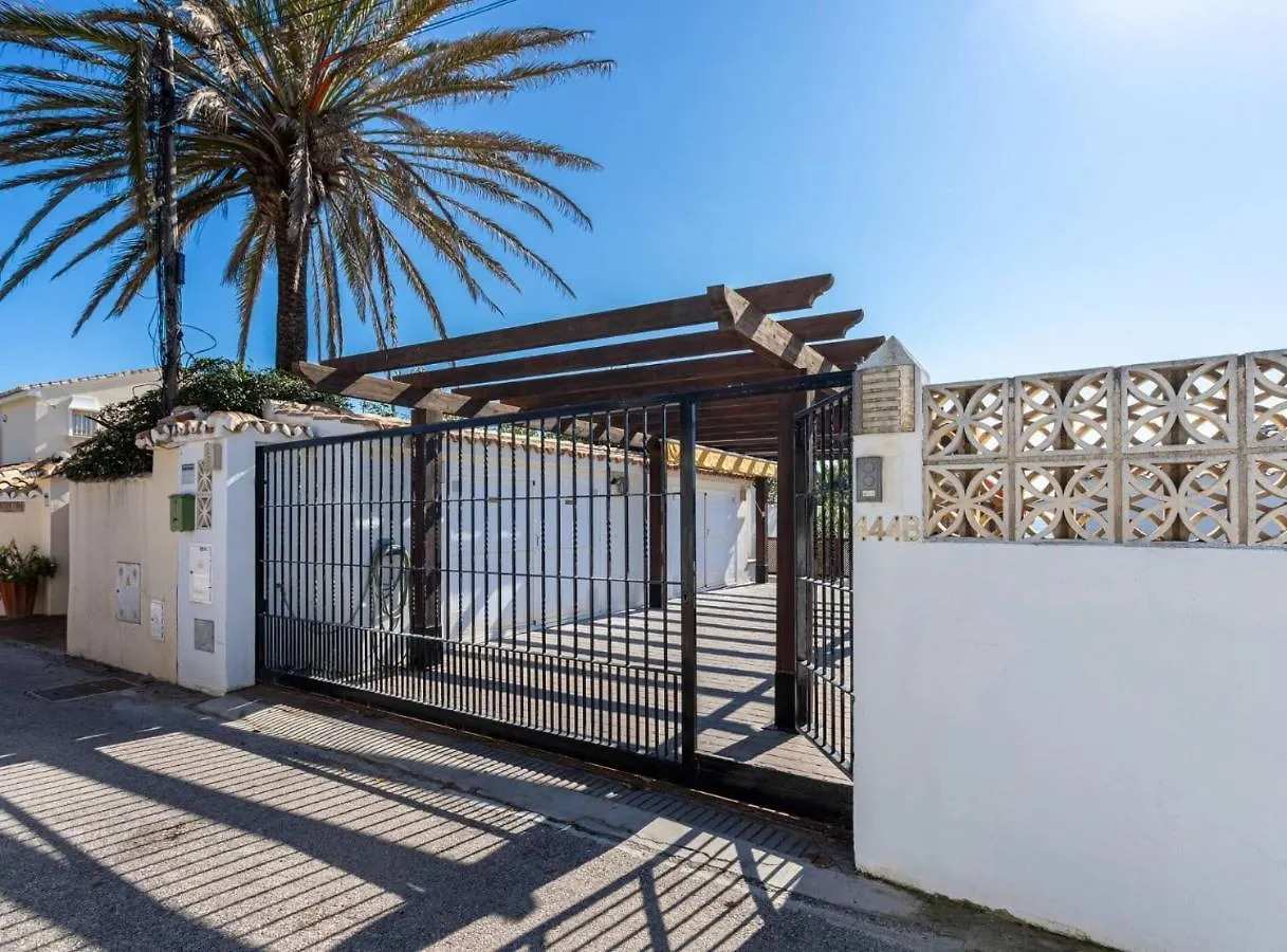 Charming Villa On The Seafront マルベーリャ