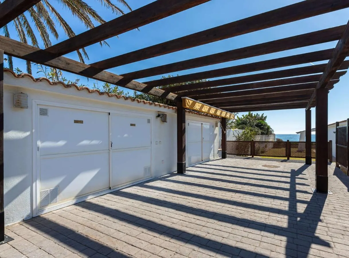 Charming Villa On The Seafront マルベーリャ